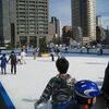今月は日曜日。浪速スケート。中之島アイススケートリンク（大阪、中之島にこの年設営された屋外リンク）。
