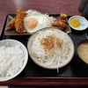 西川口の「あおき食堂」で鶏つくねフライとソーセージと目玉焼き定食を食べました🍳