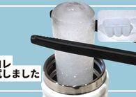 無印良品「アイスバーも作れる製氷器」の氷は細いボトルにも入る？ 水筒3サイズで検証