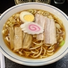 【今週のラーメン５４６９】中華そば 下連雀（東京・三鷹）ラーメン ＋ チャーシュー皿 ＋ サッポロ赤星２本 　〜申し訳ないと思わせるほどの質実600円設定！醤油感効いたノスタルジー拉麺