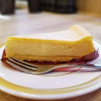 【かっぱ寿司】のリッチなベイクドチーズケーキ｜カフェでも出せるレベル！チーズケーキ感を存分の堪能できる寿司屋のチーズケーキ