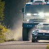 VW ポロR WRC がダカールラリー トラックと追いかけっこ!動画