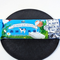 キリのチーズの味を再現【赤城乳業】の新商品「かじるクリームチーズアイス」