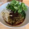 【今週のラーメン３６１５】 担々麺 つるや （東京・新橋） 汁無し担々麺＋パクチー＋ライス小　〜新橋にシビ旨担々有り！３階から外見て叫ぶヒーハー！痛快旨さの汁なし系！