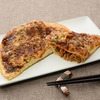ローソンから「もっちりとしたお好み焼き 焼きそば入」が新登場！お好み焼きのようなコンビニ惣菜パン新商品です