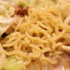 古越製麺所製信州ラーメン味噌味：やはり麺が美味い味噌ラーメンに野菜炒めを盛って食べる