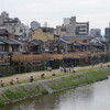 大文字送り火の日の鴨川と東山大谷祖廟