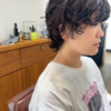 ウルフシルエット×くせ毛風パーマでつくる、抜け感たっぷりの大人カジュアルスタイル