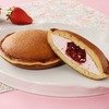 ローソンから「どらもっち とろーり苺ソース」が新登場！苺ソースといちごクリーム、もちもちのどら焼きスイーツ新商品