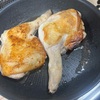 【おうち居酒屋　骨付鳥を家で焼く　辛さにシビれ　旨さにシビれる】