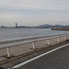 夕方の関門海峡に面した道を、対岸に海峡