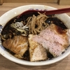 【今週のラーメン３９６６】 くじら食堂 nonowa東小金井店 （東京・東小金井） 生姜ブラック 肉増し 大盛 ＋ サッポロラガービール赤星中瓶　〜ワイルドと素朴・・・そのはざまに感じるジャンキーさ！受け止め方次第でハマるやつ続出！