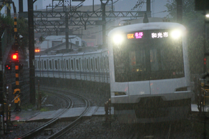東急5050系4105編成による新幹線デザインのラッピングトレイン運行中