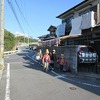 登校の様子　梅もパンジーも満開
