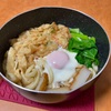 寒くなった夜食に、セブンで買った鍋焼きうどんで温まる