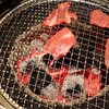 松阪牛を食べながら誕生日を祝う男