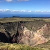 凹地、雄大な形は噴火の証（三原山のカルデラ）