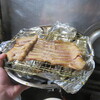 これは、ベーコンか？？醤油をかるく和えて揉んだ豚バラスライスを残り火で４０分くらい？燻製にしたら味がベーコンだったが？？知恵袋で聞こう。