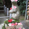 椿で飾った「狛ねずみ」～大豊神社