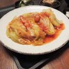 鶏モモ肉とジャガイモ、水菜のキャベツ包みトマト煮