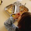 英国の小学校：汚れた服を洗濯し、食べ物を与えるところだって？ (BBC-News, April 2, 2018)