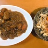 ポークカレーと、もやしと卵とサラダチキンの塩麹炒め