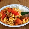 トマトと卵の炒め物に豚バラをぶち込む「町中華風ドライカレー」のスピードレシピ【ヤスナリオ】