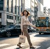 AI画像作品名: 「都市を駆ける意志、知性が加速する朝。」