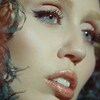 マイリー・サイラス「Something Beautiful」歌詞和訳と解説