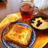今日の朝食ワンプレート、チーズセサミトースト、紅茶、バナナブルーベリーシリアルヨーグルト
