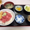 神奈川区山内町 横浜中央卸売市場の「竹家食堂」で中おち丼