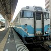 ダイヤ改正に伴う車両の変化　高松駅でキハ40とキハ47のすれ違いが