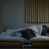 尿器を挟んで眠る利用者さん。同じ姿勢の持続が足の固まりに繋がった話