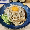 【今週のラーメン４９９１】らーめん 高尾（東京・荻窪）冷し中華 ＋ もやし ＋ 生卵 ＋ まかないチャーシュー皿 ＋ メンマ皿 ＋ サッポロラガービール 赤星 中瓶２本　〜素朴さと具材自由の楽しさが素晴らしいノスタルジック冷し中華！