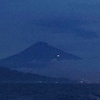 夜明けを待つ富士山