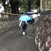 駅向かふ子らを急かして秋の雨（あ）