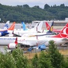 737MAXの運航停止に伴い従業員駐車場が駐機場になっているシアトル・ボーイングフィールドなう。