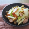 鍋用のカット野菜はフライパンで蒸すと甘くてウマい「白菜とソーセージのガーリックオイル蒸し」のレシピ