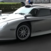 希少なポルシェ911GT1が公道を走行