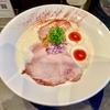 【今週のラーメン５３０６】Ramen Afro Beats（東京・新宿御苑前）味玉鶏白湯らぁ麺 ＋ アサヒスーパードライ　〜華やぎ溢れる色合いと出汁の泡だち！見栄えも味も芸術的な鶏白湯麺！