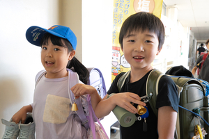 妙高市が全小中学生1900人にクマよけの鈴配布　出没相次ぎ通学時の安全対策に