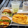 Shake Shack 外苑いちょう並木店でランチ