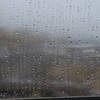 窓を叩く雨音と山の静けさ。