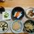 茄子の浅漬け。焼きサバ。玉子かけご飯。ワカメと小魚とモヤシと即席味噌汁。野菜味噌汁作成