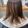 【ハイコントラスト】のミディアムヘアデザイン