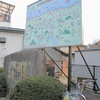歌碑と絵地図と自転車カゴと