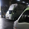 運送会社では、午後の荷物を積んで