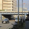 川崎駅南西の鉄道橋をくぐって進む・・（神奈川県川崎市川崎区）