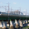 多摩川橋梁を走るグリーン車付きE233系