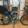 2980円ママチャリ改700cピストと、ニシキ レボリューション EG のリアキャリアを入れ替えてみました。
